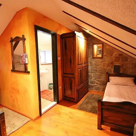 XIV Century Rooms