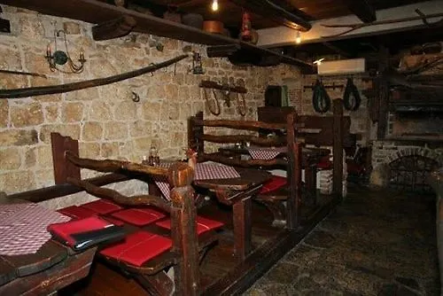 Xiv Century Nocleg ze śniadaniem Kaštela